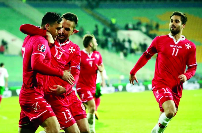 Cei din urmă, dar nu ultimii care vor furniza surprize în preliminariile pentru Euro 2016. Jucătorii maltezi se bucură după egalul mare obţinut duminiă la Sofia, 1-1 cu Bulgaria. FOTO: AP
