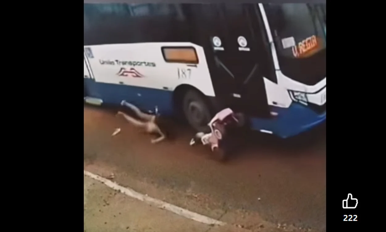 Căruciorul a fot acroșat și răsturnat. FOTO captură video FB Tavi Perțea