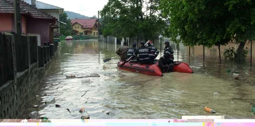 La inundatiile din primavara, pompierii au intervenit pe strazile din cartierul Petrişor cu bărci de salvare