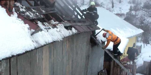 Pompierii au stins focul, dar nu l-au putut salva pe pietreanul din casă