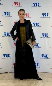 Simpatica actriță Ani Crețu a dat comedia pe biroul de director