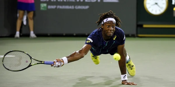 Francezul Gael Monfils plonjează pentru a întoarce o lovitură a canadianului Milos Raonicla turneul de tenis BNP Paribas Open în Indian Wells California FOTO AP