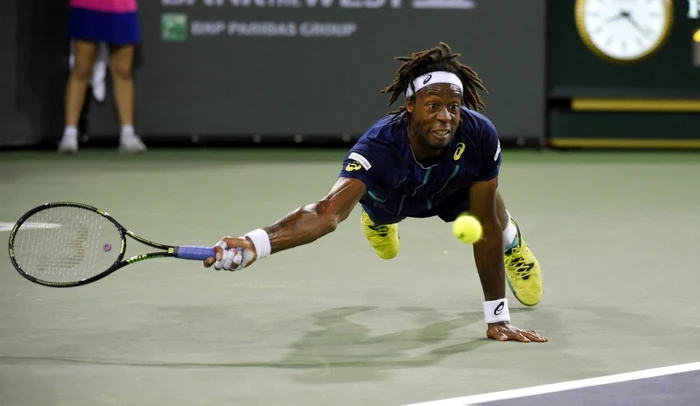 Francezul Gael Monfils plonjează pentru a întoarce o lovitură a canadianului Milos Raonicla turneul de tenis BNP Paribas Open în Indian Wells California FOTO AP