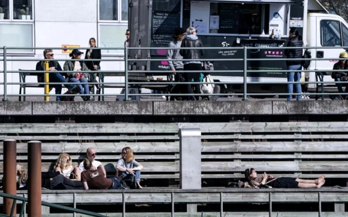 Cum văd suedezii distanţarea socială la Malmo Suedia FOTO EPA-EFE / Johan Nilsson