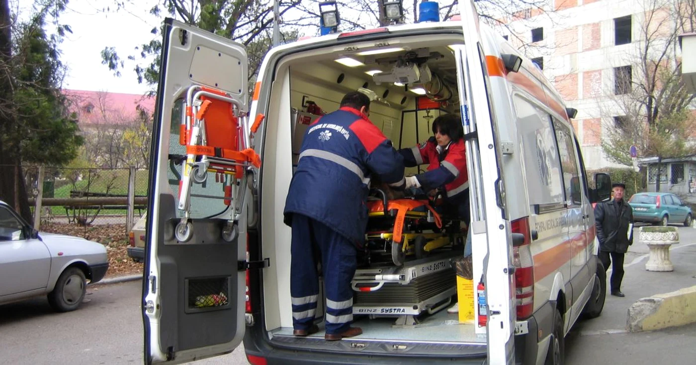 Fetița a fost transportată cu ambulanța la spital FOTO arhivă Adevărul