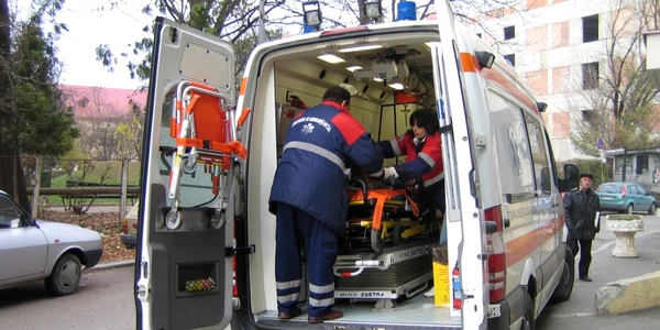 Fetița a fost adusă cu ambulanță la spital