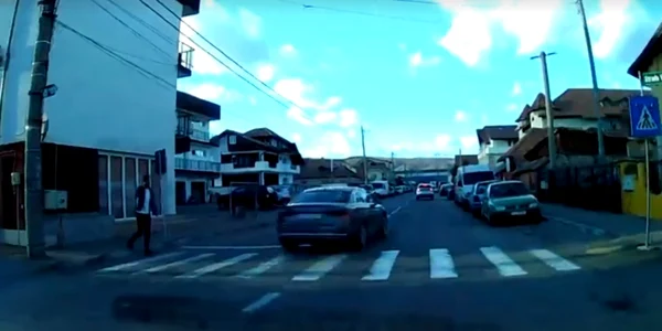 Un tânăr la un pas de a fi spulberat pe o trecere de pietoni din Râmnicu Vâlcea Foto captură video