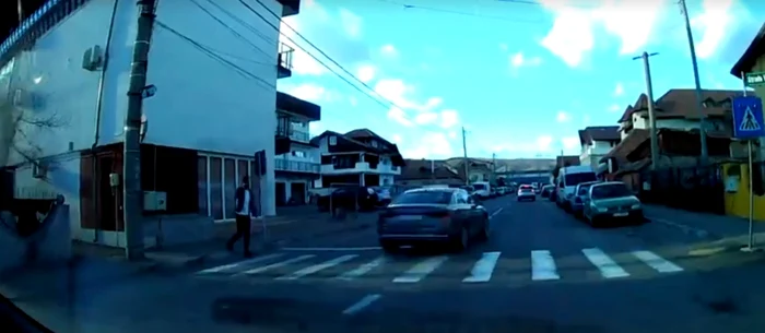 Un tânăr la un pas de a fi spulberat pe o trecere de pietoni din Râmnicu Vâlcea Foto captură video