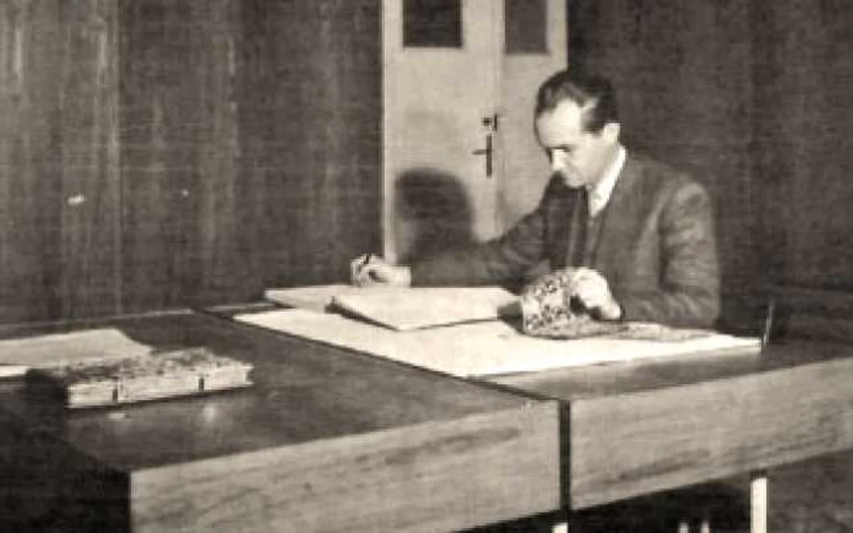 În anii ’60, ca muzeograf-gestionar în depozitul Muzeului de Artă din Bucureşti 
