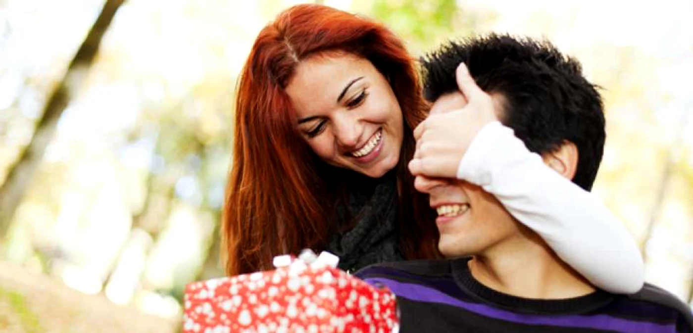 Pentru 53% dintre români micile cadouri spontane constau în articole vestimentare, pantofi sau genţi, dar în top se află şi ciocolata, dulciurile sau prăjturile (46%). FOTO romanceways.com