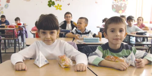 Elevii de la Şcoala Nr. 110 din Capitală spun că laptele şi cornul nu le ţin de foame