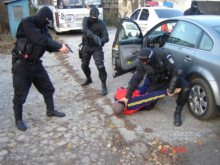 Poliţiştii au intervenit pentru aplanarea conflictului. FOTO: N.Butnaru