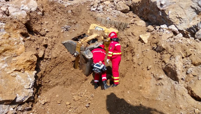 
    Peretele carierei s-a prăbușit peste utilajele în care erau cei doi muncitoriFoto: ISU Suceva  