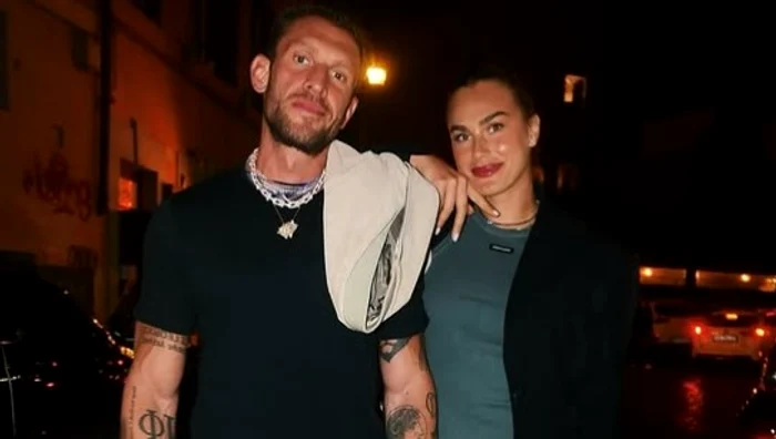 Cine este musculosul în brațele căruia se „încălzea” Aryna Sabalenka la vestiare, înaintea meciului din „optimi” de la Roland Garros