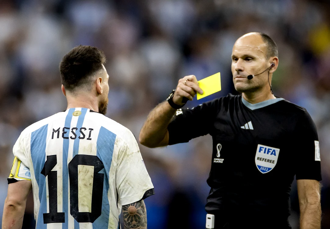 Lionel Messi l-a atacat pe arbitrul meciului Argentina-Olanda FOTO Profimedia