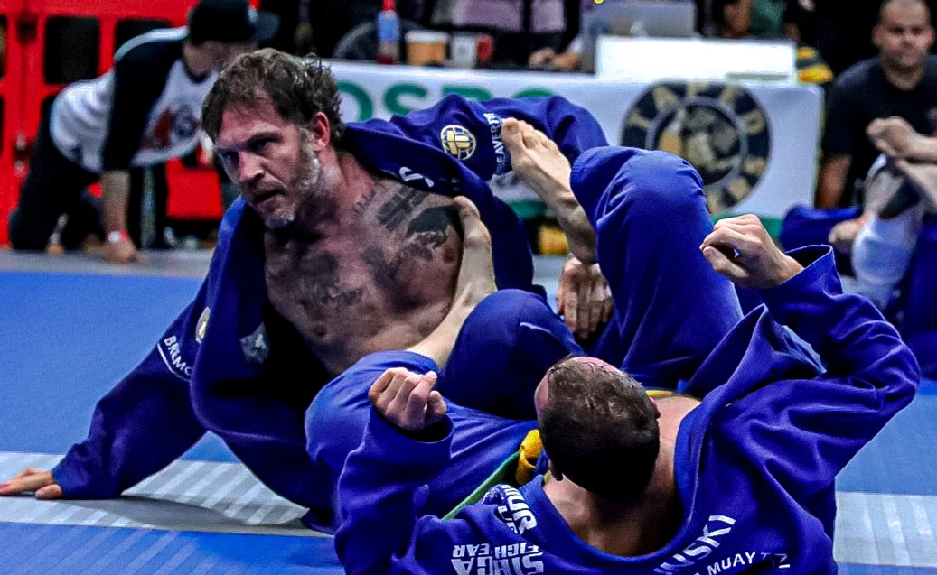 Tom Hardy (stânga) este pasionat de jiu-jitsu brazilian FOTO Profimedia