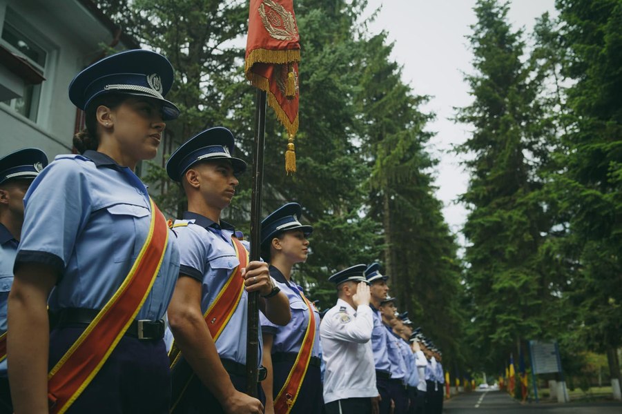 De ce nu vor tinerii să devină polițiști, jandarmi sau pompieri. "Au scăzut drastic condițiile care să-i motiveze"