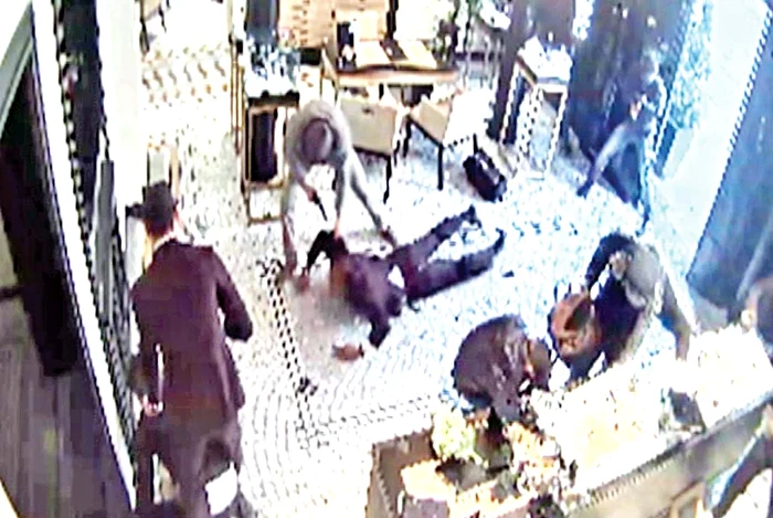 Apoi intrau complicii şi furau bijuteriile