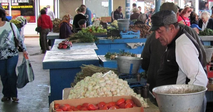 Usturoi chinezesc, vândut la tarabă, în sectorul producătorilor