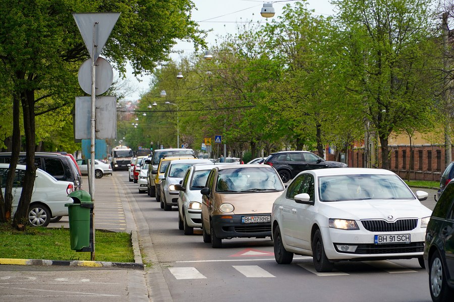 Dezbatere aprinsă pentru Peța, pârâul cald din România. Edilii vor să extindă strada traversată de apă, ecologiștii se opun