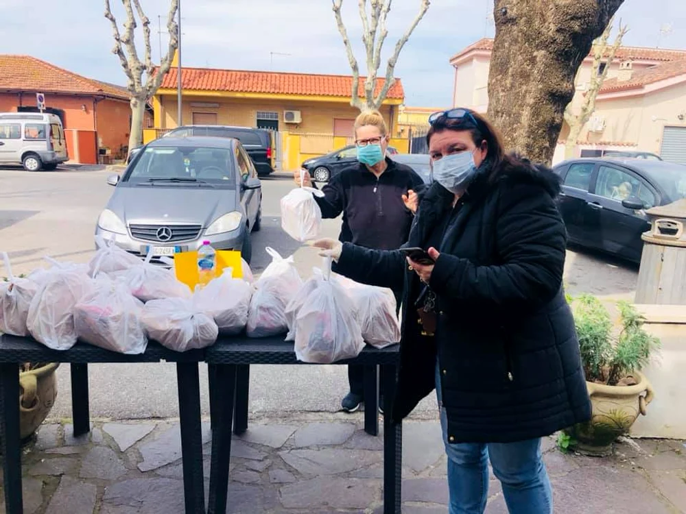 Cei doi români au făcut apel la voluntari pentru a duce persoanelor aflate în nevoie pungile cu pâinile donate de ei