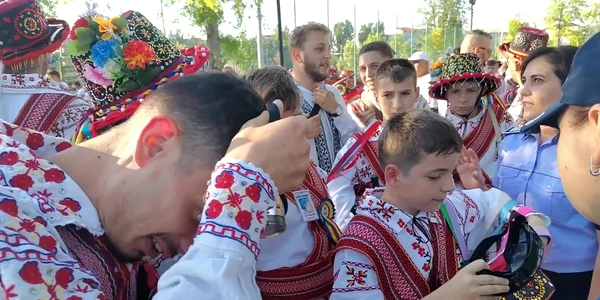Căluşul, jucat cu ochelari care simulează starea indusă de consumul de droguri