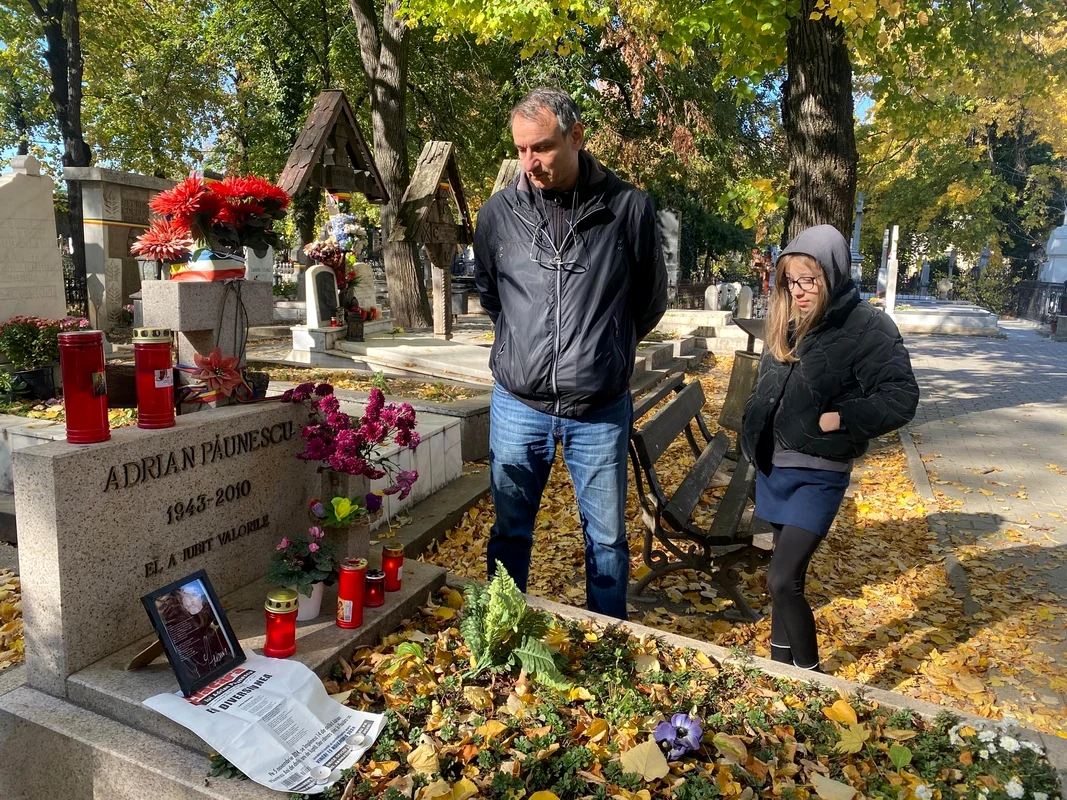 Andrei, fiul lui Adrian Păunescu, și fiica lui, la mormântul poetului foto: Facebook 