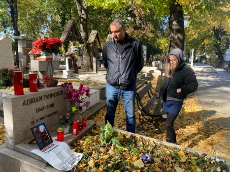Andrei, fiul lui Adrian Păunescu, și fiica lui, la mormântul poetului foto: Facebook 