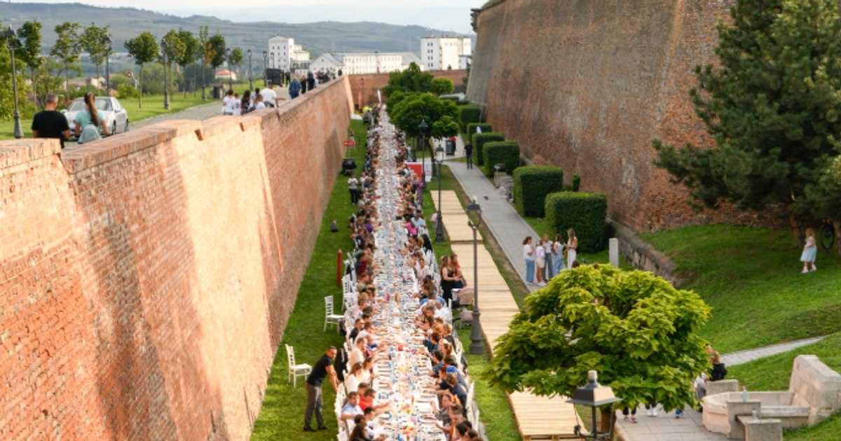 Alba Iulia atinge record mondial cu cea mai mare masă, 10.000 de participanți.