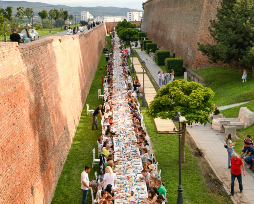 Alba Iulia stabilește un nou record mondial cu cea mai mare masă din lume: au participat 10.000 de oameni și s-a întins pe 2,7 kilometri