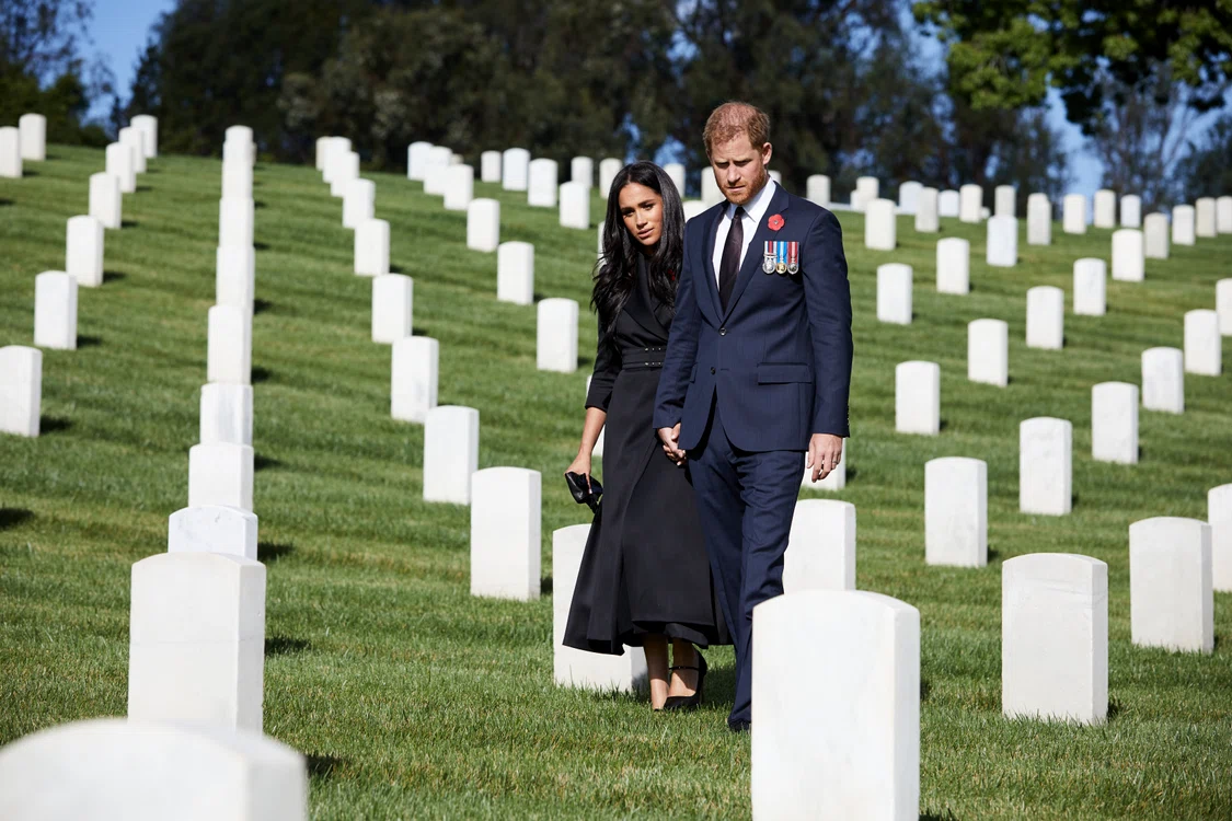 Meghan și Harry au depus flori culese din propria grădină