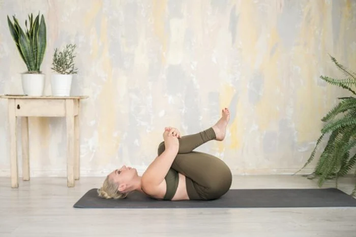 Postura cu genunchii la piept ameliorează durerea de spate și dezechilibrul gastrointestinal