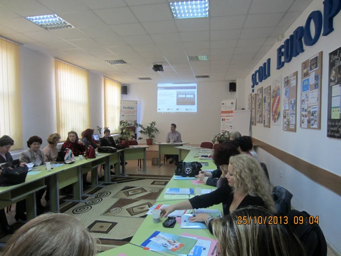 Instruirile au fost susţinute de reprezentantul Centrului EUROPE DIRECT Târgovişte, manager Vlăduţ Andreescu