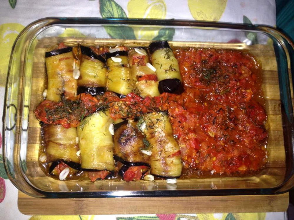 
    Rulouri de vinete umplute cu legume  