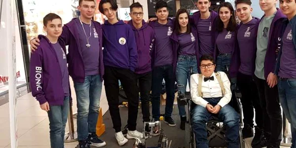 Workshop caritabil într-un mall vâlcean al Clubului de Robotică din Colegiul Mircea cel Bătrân Vâlcea Foto Adevărul - credit Iustina Cărămidă
