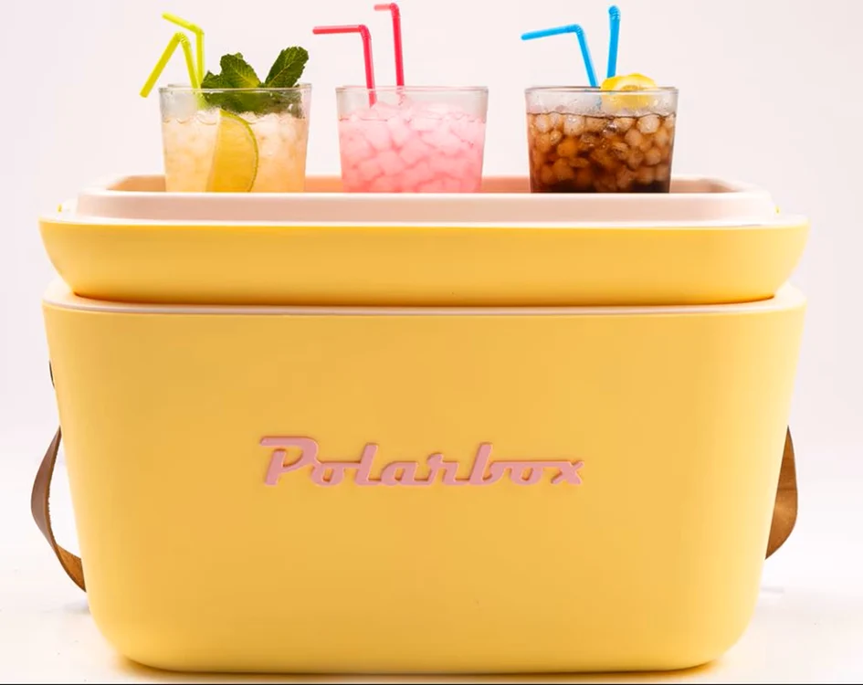 Ladă frigorifică pasivă Polarbox galbenă cu design retro și cocktailuri Foto eMAG