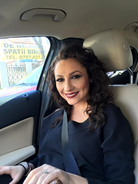 Andra, în maşină, în drum spre grădiniţăFoto: Arhivă personală