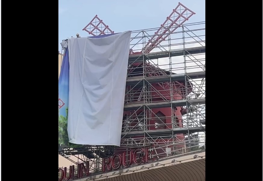 Celebrul cabaret Moulin Rouge din Paris a inaugurat noua sa morișcă de vânt înainte de Jocurile Olimpice VIDEO
