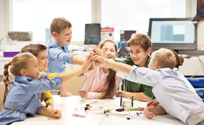 
    Sunt curioşi,  deschişi spre  tot ce e nou  