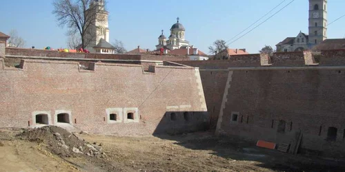 Lucrări de modernizare pe latura de vest a Cetăţii Alba Iulia
