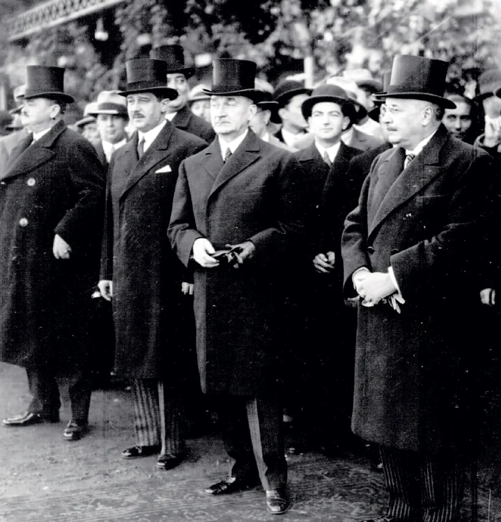 Iuliu Maniu (în centrul imaginii) şi profesorul Dimitrie Gusti (primul din dreapta) la o festivitate în anii 1930 (foto: Iosif Berman)