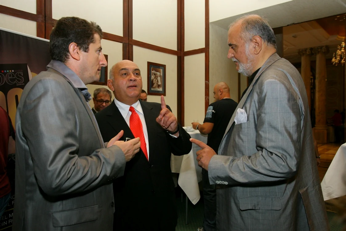 Dinu Patriciu alături de directorul general al Adevărul Holding, Peter L. Imre, și de redactorul-șef al "Adevărul", Grigore Cartianu