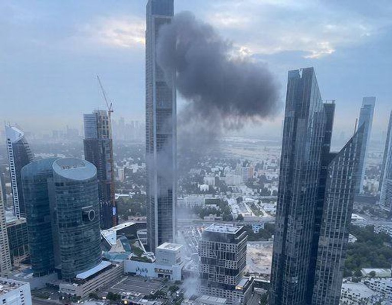 Panică în Dubai: drone kamikaze au lovit Centrul Financiar Internațional. Un nor dens de fum acoperă clădirile de birouri de lux