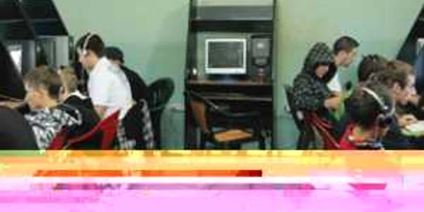 Elevii se distrează în weekend la internet-café