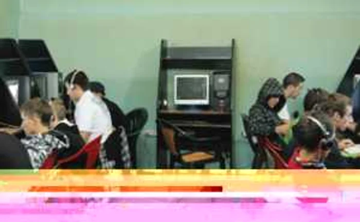 Elevii se distrează în weekend la internet-café