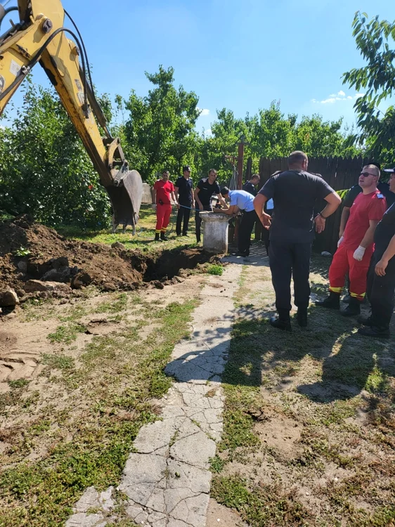 Pompierii acţionează pentru a o salva pe femeie FOTO: martor