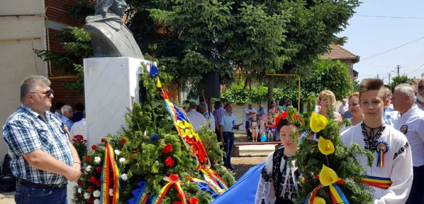 Au fost depuse coroane de flori la statuia aviatorului. FOTO: Daniel Guţă. ADEVĂRUL.