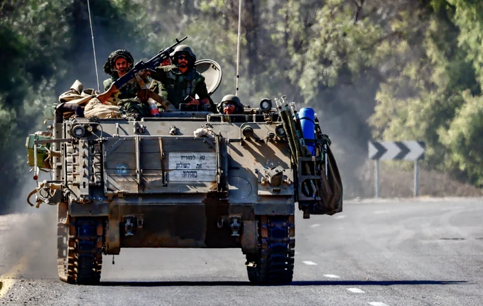 Isaelul a desfăşurat trei divizii militare de-a lungul părţii sale de graniţă cu Liban. FOTO EPA EFE