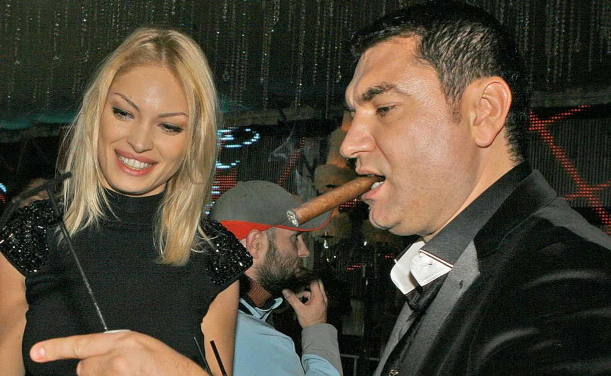 
    Valentina Pelinel, cu care Borcea se iubeşte de mai mulţi ani, i-a născut miercuri al şaptelea moştenitor  