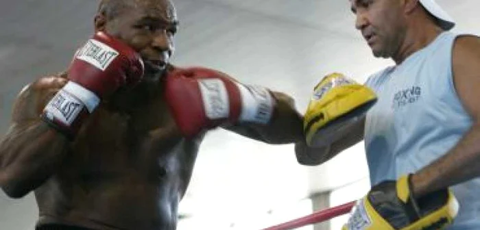 BOX: Tyson şi Holyfield s-au reîntâlnit la 12 ani de la "scena urechii"